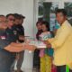 Ketua PWI Sergai Edi Saputra didampingi pengurus menyalurkan bantuan kepada korban banjir di Tanjung Beringin. Waspada/ist