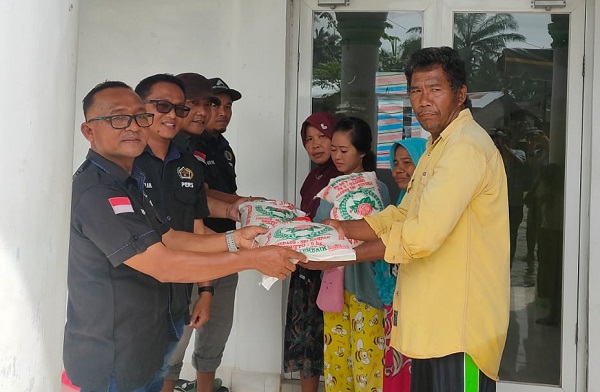 Ketua PWI Sergai Edi Saputra didampingi pengurus menyalurkan bantuan kepada korban banjir di Tanjung Beringin. Waspada/ist