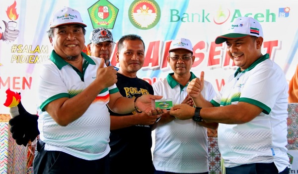 Pemimpin Cabang Kantor Bank Aceh, Sigli, Kabupaten Pidie, Tarmizi menyerahkan kartu Peng Card kepada Pj Bupati Pidie Ir Wahyudi Adisiswanto dan untuk Sekda Pidie H Idhami, S.Sos, M.Si, beberapa waktu lalu. Waspada/Muhammad Riza