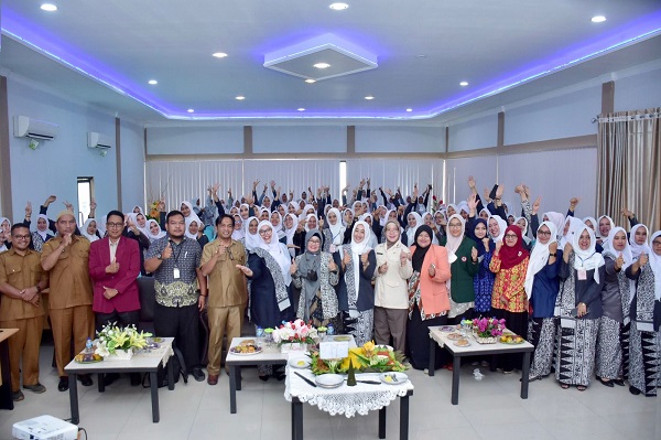 Peserta Rapat Kerja Ikatan Bidan Indonesia Sabang dan Aceh foto bersama. (Waspada/T. Zakaria)