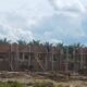 Pekerja bangunan ruang kelas yang sedang melakukan pekerjaan bekisting tidak terlihat satu pun memakai APD, Selasa (22/11) (Waspada/Ilyas Munthe)