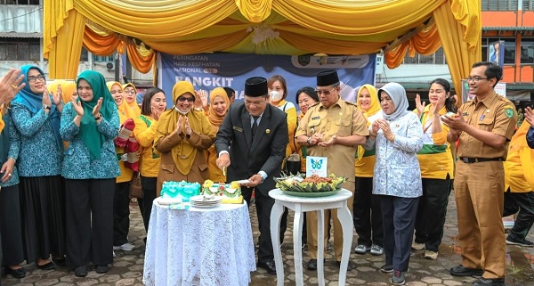 Wali Kota Padang Sidempuan Irsan Efendi Nasution didampingi Wakil Wali Kota Ir.Arwin Siregar memotong kue pada puncak peringatan HKN Ke-58 di Alaman Bolak Padang Nadimpu, Padang Sidempuan, Selasa (22/11).Waspada/Ist