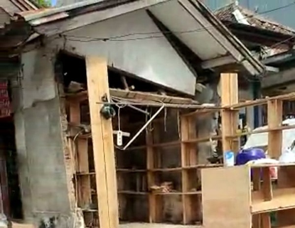 Warga Madina menjadi korban gempa Cianjur. Rumah kotrakan mereka luluhlantak, sebagian besar barang dagangan rusak. Waspada.id/dok