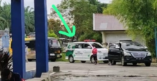Mobil ambulan yang membawa jenazah warga Aceh yang meninggal di Malaysia yang diberangkatkan dari bandara KNIA menuju Aceh Utara terjebak macet di timbangan, Desa Seumadam, Kecamatan Kejuruan Muda, Tamiang, Kamis (3/11). Waspada.id/ist
