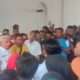 Bupati Asahan Surya memberikan penjelasan kepada para TKS yang berunjuk rasa dan aksi menginap di DPRD Asahan menuntut insentif, karena para Nakes ini tidak pernah mendapat apresiasi dari Pemkab Asahan, padahal mereka telah mengabdi belasan tahun. Waspada/Sapriadi