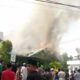Rumah pimpinan Ponpes Darussalam, Kecamatan Labuhan Haji Barat, Kabupaten Aceh Selatan, ludes terbakar, Rabu (23/11). Waspada/Syafrizal