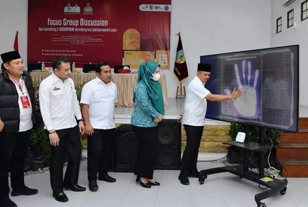 BUPATI Batubara, Ir. H. Zahir, MAP pada peluncuran aplikasi E-Diskopukm yang dirangkaikan dengan pembukaan Focus Group Discussion (FGD) di Aula Budi Dharma Kec Air Putih.Waspada/Iwan Has