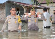 Banjir Batubara Meluas, Arungi Banjir Kapolres Batubara Antarkan Bantuan