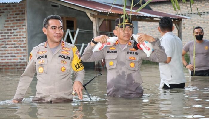 Banjir Batubara Meluas, Arungi Banjir Kapolres Batubara Antarkan Bantuan