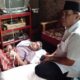 Bupati Madina HM Jafar Sukhairi Nasution meninjau warga terindikasi penderita tumor. Waspada.id/dok