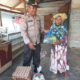 Kasetum Polda Aceh melalui Kasium Polres Aceh Tenggara Iptu Aminudin salurkan bantuan sembako Kepada Korban Banjir Bandang Di Agara. Waspada/Ist.