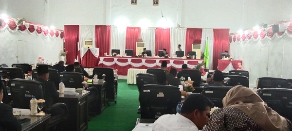 Rapat paripurna penetapan KUA PPAS tahun 2023 gagal dan terpaksa ditunda, hanya dihadiri 16 dewan, Rabu (23/11) malam. (Waspada/Idaham Butar Butar/B)