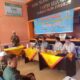 Drs Rasyidin yang bertindak sebagai protokol saat membuka acara Bimtek TPG Peradilan Adat di Gampong Sungai Pauh Firdaus, Kamis (3/11) (Waspada.id/Ibnu Sa'dan).