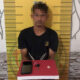 Tersangka MU dan barang bukti sabu saat diamankan di Mapolres Langsa, Kamis (24/11). Waspada/dede