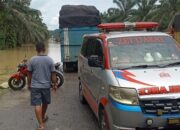 Mobil ambulan yang terjebak banjir kemacetan di Jalan Medan-Banda Aceh, Kecamatan Kejuruan Muda, Tamiang, Kamis (3/11). Waspada/dede