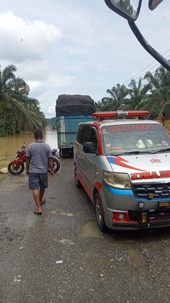 Mobil ambulan yang terjebak banjir kemacetan di Jalan Medan-Banda Aceh, Kecamatan Kejuruan Muda, Tamiang, Kamis (3/11). Waspada/dede