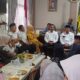 Pimpinan dan anggota DPRK Aceh Tamiang saat menerima audensi para tenaga PDPK Aceh Tamiang terkait aspirasi mereka agar dapat dianggarkan gaji PDPk hingga Oktober 2023 mendatang, Kamis (24/11). (Waspada/ Yusri).