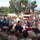 Ratusan masyarakat Palas mempertanyakan siapa Bupati Palas yang sah, Kamis (24/11) (Waspada/Muhammad Satio)