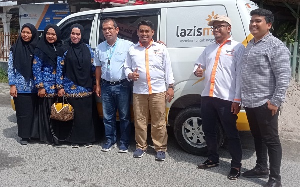 Nasril Lubis pose bersama utusan Dinkes Asahan,Lazismu, IBI dan PPNI di ambulans Lazismu Kisaran, Senin (29/11). Waspada/Nurkarim Nehe