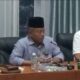 Ketua DPRK Aceh Tamiang, Suprianto didampingi Wakil Ketua Fadlon dan Muhammad Nur di Ruang Banggar DPRK Aceh Tamiang. Waspada/ Muhammad Hanafiah