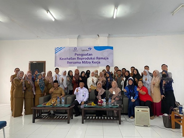 Kepala Perwakilan BKKBN Aceh Sahidal Kastri (baju putih) foto bersama pengurus PKBI dan para peserta pada kegiatan penguatan kesehatan raproduksi remaja di aula training center PKBI Aceh, Simpang Mesra, Banda Aceh, Senin (28/11/22). (Waspada/T.Mansursyah)
