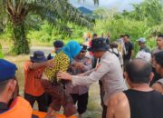 Kapolres Aceh Selatan Evakuasi Warga Terjebak Banjir