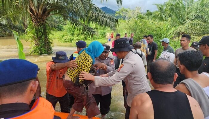 Kapolres Aceh Selatan Evakuasi Warga Terjebak Banjir