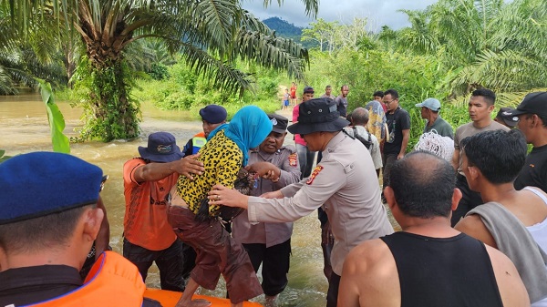 Kapolres Aceh Selatan evakuasi warga terjebak banjir. Waspada.id/Ist