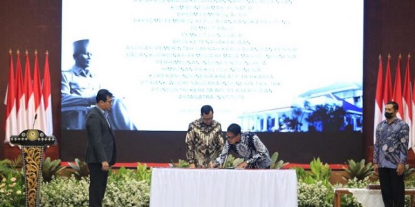Kepala BPSDM Aceh, Syaridin, mewakili Pemerintah Aceh, menandatangani kerja sama dengan Lemhannas RI dalam bidang penyelenggaraan pemantapan nilai-nilai kebangsaan bagi komponen bangsa di Provinsi Aceh, di Ruang Hening Gedung Trigatra Lemhannas RI, Jakarta, Selasa (29/11). (Waspada/Ist)