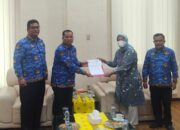 Mensos Serahkan Bantuan Rp2,2 Miliar Untuk Warga Terdampak Longsor