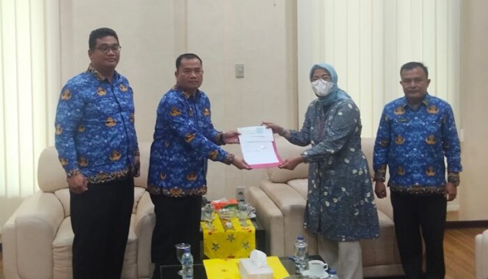 Mensos Serahkan Bantuan Rp2,2 Miliar Untuk Warga Terdampak Longsor