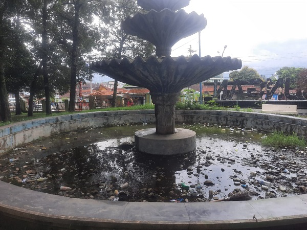 Kolam air mancur Taman Panyabungan -- yang dikabarkan air kolam butek dengan sampah berserakan -- segera dikuras. Waspada.id/Irham Hagabean Nasution