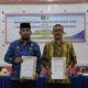 Kepala Lapas Siborong-borong Kelas IIB KemenKumham Sumatera Utara, Parlindungan Sirega, A.Md.IP, SH dan Biro Bantuan Hukum USI, Dr Sarles Gultom, SH, MH perlihatkan MoU tentang penyuluhan dan bantuan hukum bagi warga binaan setelah ditandatangani, di Kantor Lapas Siborong-borong, Selasa (29/11). Waspada.Id/ist