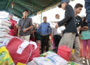 Bupati Sergai H. Darma Wijaya saat meninjau posko korban banjir yang didirikan di Dusun 2 Desa Pekan Tanjungberingin. Waspada/ist