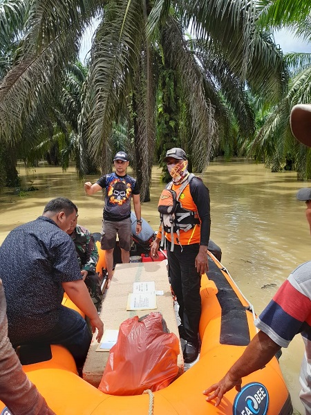 Tim SAR Berhasil Evakuasi<br>Jenazah Terjebak Banjir Di Jalinsum Seumadam Tim SAR Berhasil Evakuasi<br>Jenazah Terjebak Banjir Di Jalinsum Seumadam