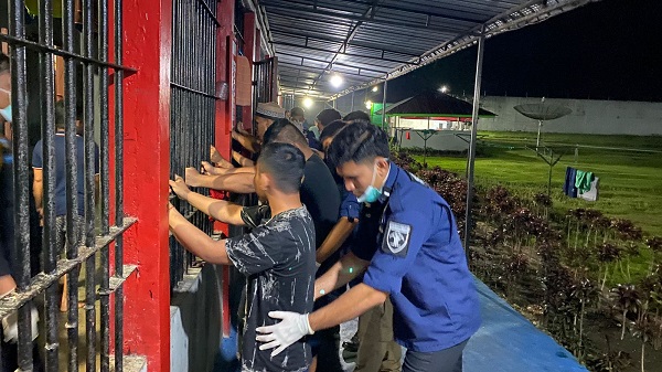 Petugas rutan saat menggeledah badan para warga binaan, yang dilakukan serangkaian razia kamar hunian, Minggu (27/11) malam. WASPADA/Ist