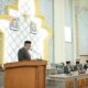 Sekretaris Dewan (Sekwan) Tarmizi, SE sedang menyampaikan kehadiran anggota DPRK Banda Aceh pada agenda penyampaian jawaban walikota terhadap saran, usul, pendapat banggar serta pemandangan umum anggota dewan terhadap Raqan APBK Tahun 2023 di gedung dewan setempat, Selasa (29/11/22) malam. (Waspada/T.Mansursyah)