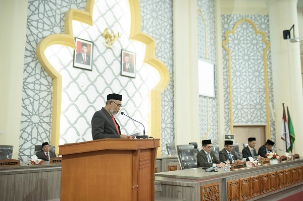 Sekretaris Dewan (Sekwan) Tarmizi, SE sedang menyampaikan kehadiran anggota DPRK Banda Aceh pada agenda penyampaian jawaban walikota terhadap saran, usul, pendapat banggar serta pemandangan umum anggota dewan terhadap Raqan APBK Tahun 2023 di gedung dewan setempat, Selasa (29/11/22) malam. (Waspada/T.Mansursyah)