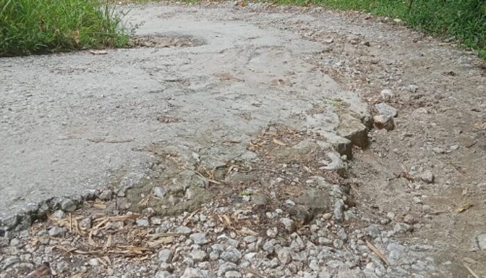 Jalan Menuju Desa Ujung Teran Kecamatan Tiga Lingga Memprihatinkan