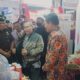 WAKIL Bupati Humbahas, Oloan Paniaran Nababan menyambut rombongan Waket KPK Alexander Marwata di stand pameran Pemkab Humbahas. Waspada/Ist