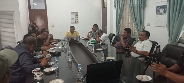 Ketua DPRK Deni Febrian Roza (baju kuning ) ketika memimpin rapat pembahasan penerbitan sertifikat pribadi di atas tanah milik Pemkab Aceh Tenggara, Kamis (3/11) .Waspada.id/ Ali Amran