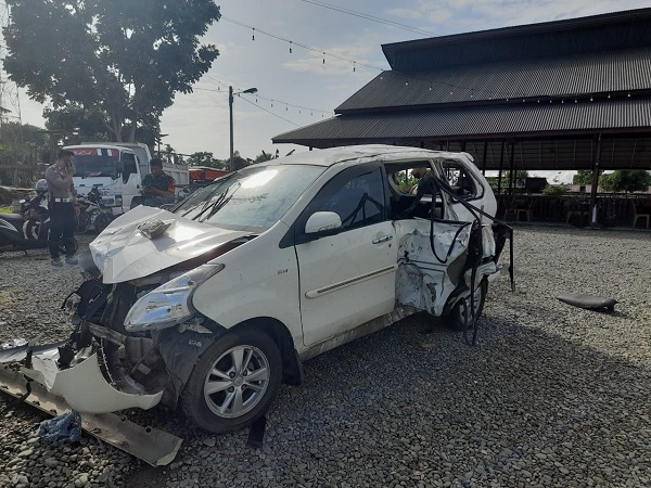 Kondisi mobil Toyota Avanza yang rusak berat pasca kecelakaan maut yang terjadi dengan dua sepeda motor di Jalan Banda Aceh - Medan, tepatnya di Desa Suka Mulya, Kecamatan Lembah Seulawah, Kabupaten Aceh Besar, Kamis, 3 November 2022, pukul 07:30. Waspada.id/Ist