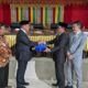 Pj Bupati Abdya Darmansah, menyerahkan dokumen Raqan APBK tahun 2023, kepada unsur pimpinan DPRK, dalam sidang paripurna Kamis (03/11). Waspada.id/Syafrizal