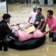 Personel TNI dibantu warga saat mengevakuasi warga di Desa Lubuk Batil, Kecamatan Bendahara, Selasa (1/11). Waspada,id/Yusri