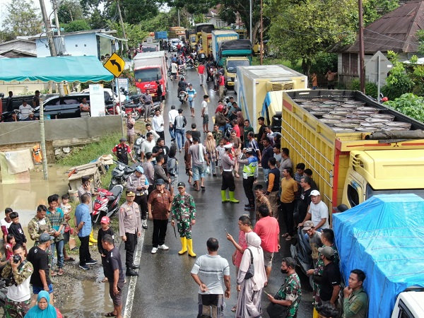Antrean kenderaan truk dan mobil pribadi dari arah Kualasimpang, Aceh yang terjebak banjir dan tidak dapat melintas menuju Sumatera Utara dikarenakan air banjir mengenangi badan jalan dikawasan Bukit Rata, Kejuruan Muda.Waspada,id/Yusri