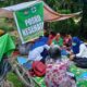 Petugas medis dari Puskesmas Tinggi Raja sedang memeriksa kesehatan masyarakat yang terdampak banjir. Waspada.id/Ist