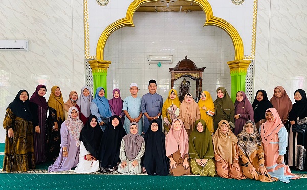 KEPALA SMPN 1 Talawi pada Maulid Nabi Muhammad SAW Tahun 2022 /1444 H, di Masjid Ar- Rahman Labuhan Ruku yang dirangkaikan dengan pemberian hadiah perlombaan. Waspada.id/Iwan Has