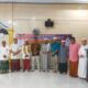 FOTO bersama panitia maulid, tokoh, aparatur kampong dengan Kapolsek Iptu Evizarrianto, SAB (lima kiri) dan Ust. Drs. Bambang Chairuddin, MPd (enam kiri), Waspada.id/Ist.