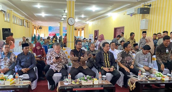 Pj Bupati Marthunis bersama Sekda, para asisten, Kepala SKPK, pimpinan Bank Aceh dan Kades, saat mendengarkan pemaparan Kepala BPKK Hendra Sunarno terkait layanan Mak Celo. WASPADA.id/ist
