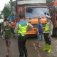 Kadis Perhubungan Kabupaten Aceh Tamiang, Syuibun Anwar bersama aparat polisi lalu lintas sedang sibuk menertibkan kendaraan yang macat menumpuk berlapis di badan jalan lintas Sumatera, persisnya di depan lokasi banjir dekat Kantor Camat Kota Kualasimpang, Jumat (4/11). Waspada.id/Muhammad Hanafiah